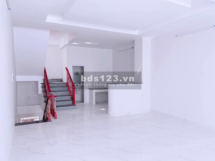 Bán nhà 1 trệt, 2 lầu đúc mới được hoàn thiện, gần đường Trần Hoàng Na, bến xe mới Cần Thơ