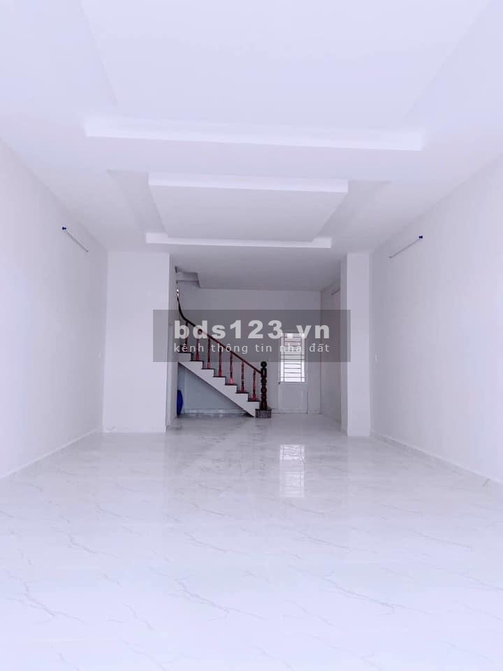 Bán nhà 1 trệt, 2 lầu đúc mới được hoàn thiện, gần đường Trần Hoàng Na, bến xe mới Cần Thơ