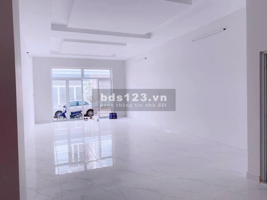 Bán nhà 1 trệt, 2 lầu đúc mới được hoàn thiện, gần đường Trần Hoàng Na, bến xe mới Cần Thơ