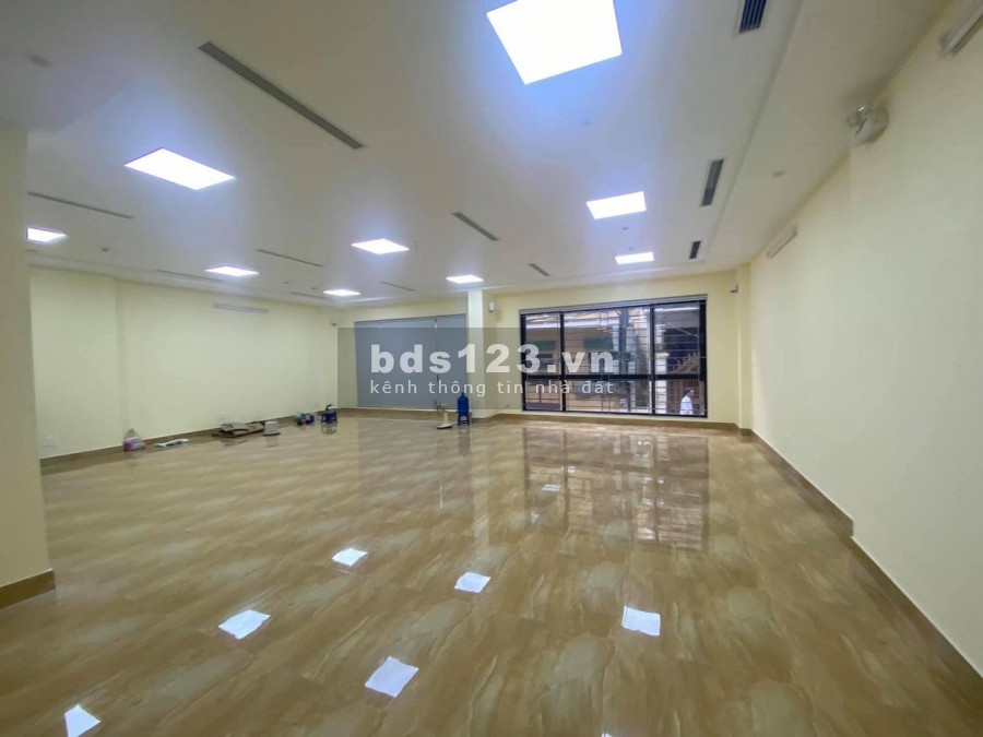 8 tầng 1 hầm thang máy, mặt phố Hoàng Quốc Việt diện tích 291m2 mặt tiền 8m giá 165 tỷ