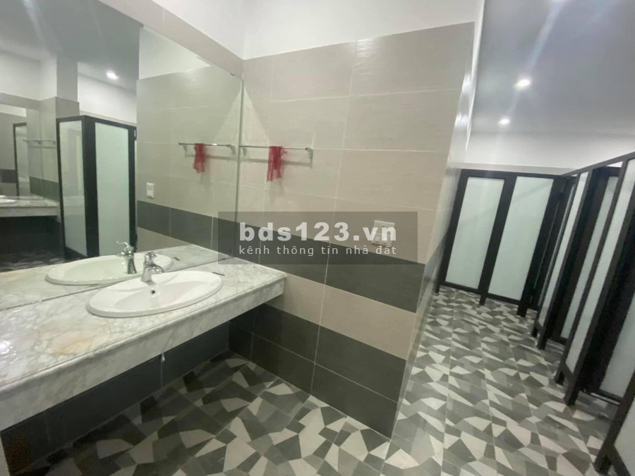 8 tầng 1 hầm thang máy, mặt phố Hoàng Quốc Việt diện tích 291m2 mặt tiền 8m giá 165 tỷ