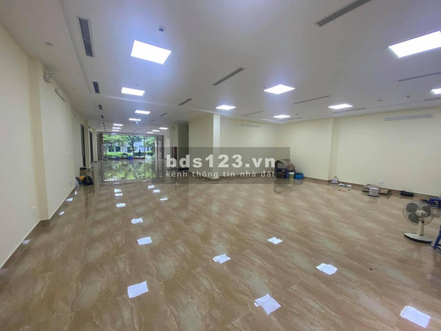 8 tầng 1 hầm thang máy, mặt phố Hoàng Quốc Việt diện tích 291m2 mặt tiền 8m giá 165 tỷ