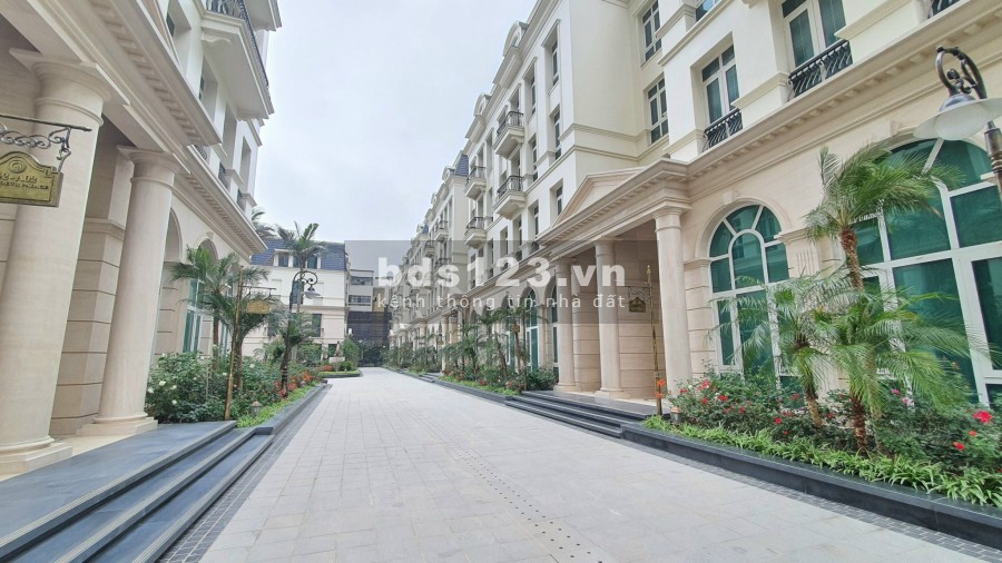 Bán biệt thự kiến trúc lâu đài vĩ đại full tiện nghi ngay trung tâm quận Ba Đình giá hợp lý