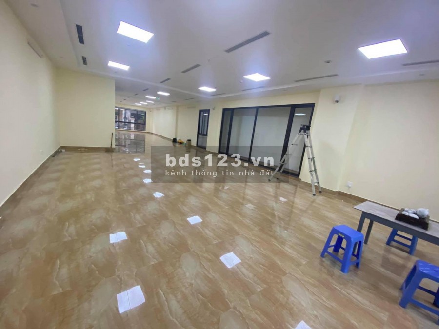 8 tầng 1 hầm thang máy, mặt phố Hoàng Quốc Việt diện tích 291m2 mặt tiền 8m giá 165 tỷ