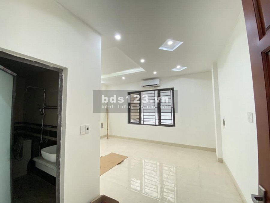Bán nhà ngõ 81 rộng thoáng, đúc 5 tầng cần bán nhanh, gí 4.2 tỷ, lh 0904601503