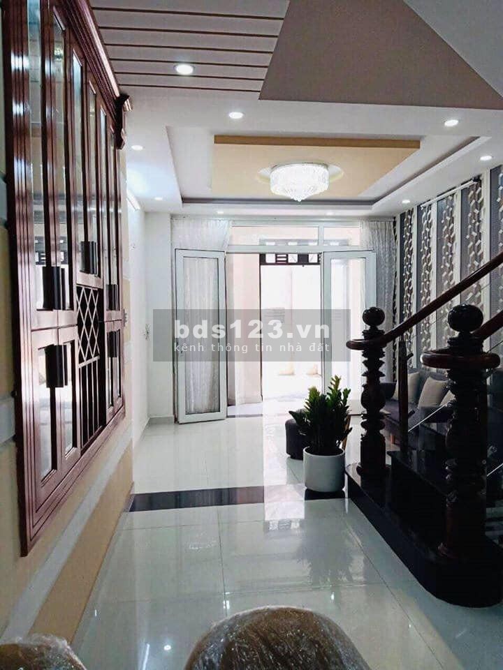 Bán nhà 2 lầu, hẻm xe hơi 5m, 4 phòng ngủ, có sân phơi đồ, dt 40m2, lhcc