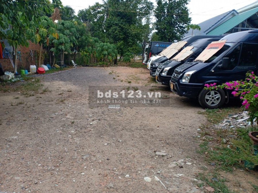 Đất 2 mặt tiền gần chợ đường nhựa 8m, giá bán 13.5 triệu/m2, đường bờ kè 12m, lhcc