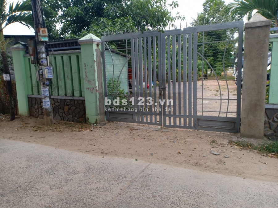 Đất 2 mặt tiền gần chợ đường nhựa 8m, giá bán 13.5 triệu/m2, đường bờ kè 12m, lhcc