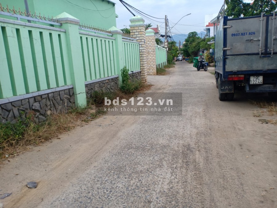 Đất 2 mặt tiền gần chợ đường nhựa 8m, giá bán 13.5 triệu/m2, đường bờ kè 12m, lhcc