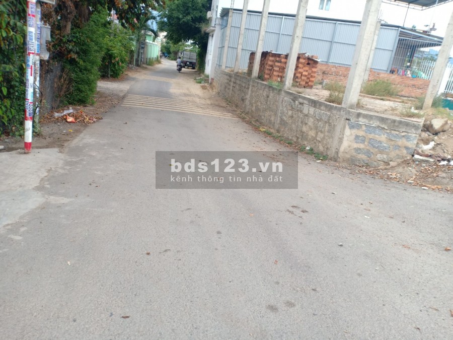 Đất 2 mặt tiền gần chợ đường nhựa 8m, giá bán 13.5 triệu/m2, đường bờ kè 12m, lhcc