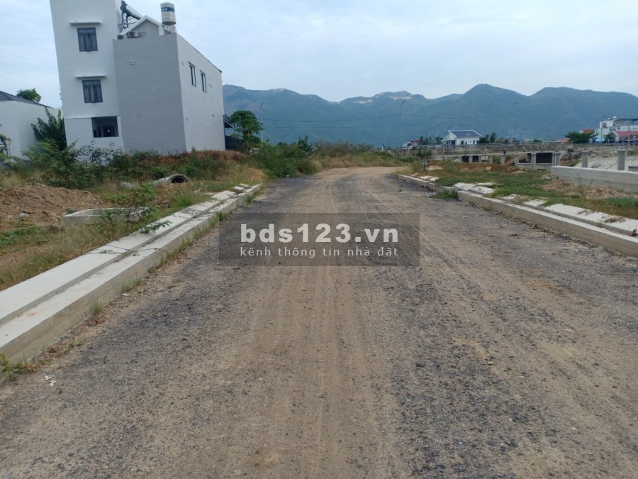 Đất 2 mặt tiền gần chợ đường nhựa 8m, giá bán 13.5 triệu/m2, đường bờ kè 12m, lhcc