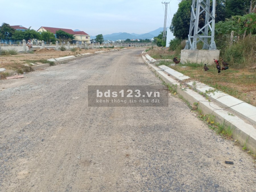 Đất 2 mặt tiền gần chợ đường nhựa 8m, giá bán 13.5 triệu/m2, đường bờ kè 12m, lhcc