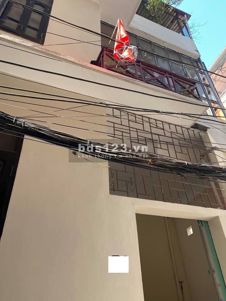 Giá bán 4.2 tỷ nhá tại Lạc Long Quân, dt 60m2, 3 tầng, nhà lô góc, 2 mặt thoáng, còn mới