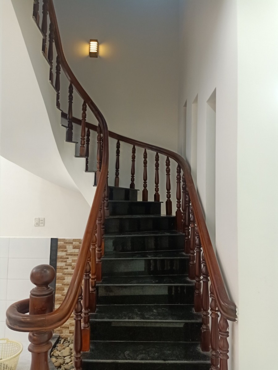 Nhà 1 trệt 1 lầu đường 2 ôtô gần GX Thuận Hòa phường Tân Phong, SHR thổ cư