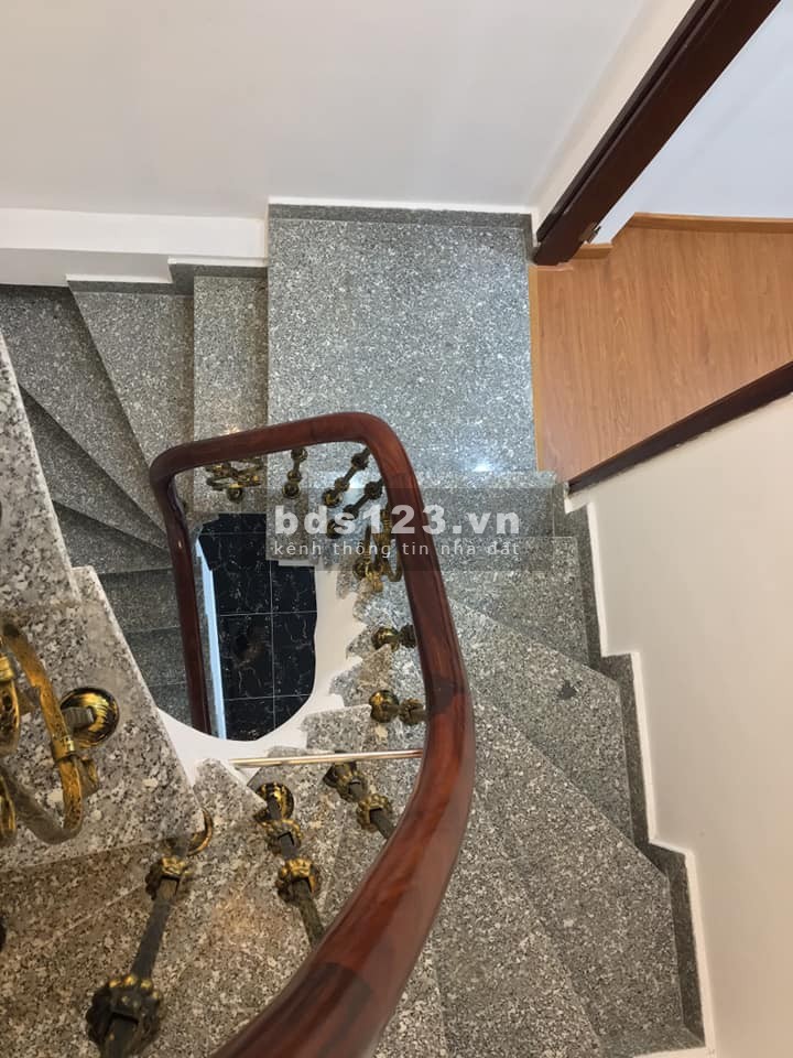 Bán nhà phố Minh Khai, dt 37m2, 5 tầng, mt 5m, còn mới nội thất đẹp, giá 4 tỷ