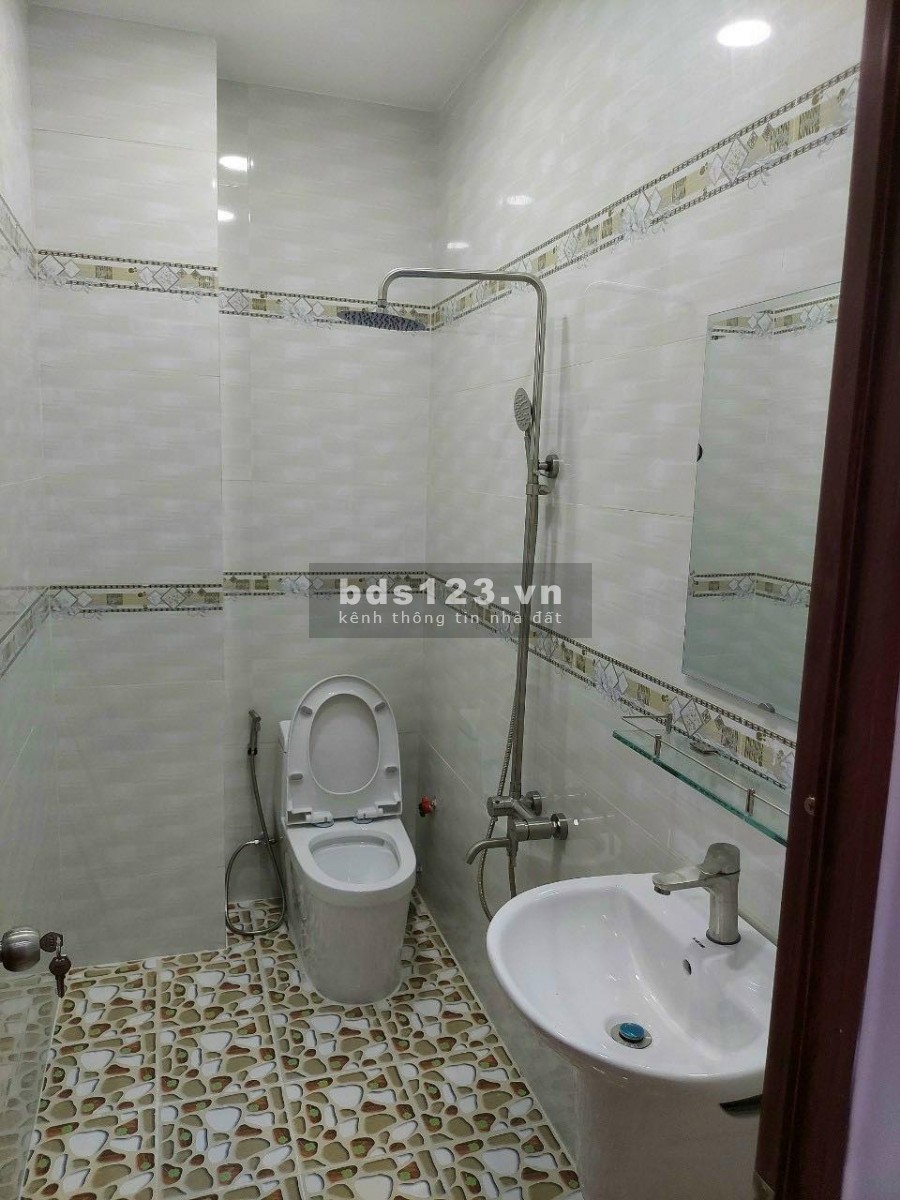 Sở hữu nhà 2 lầu Quận 12, hẻm xe hơi giá bán chỉ 2,4 tỷ, dt 120m2, vị trí đẹp