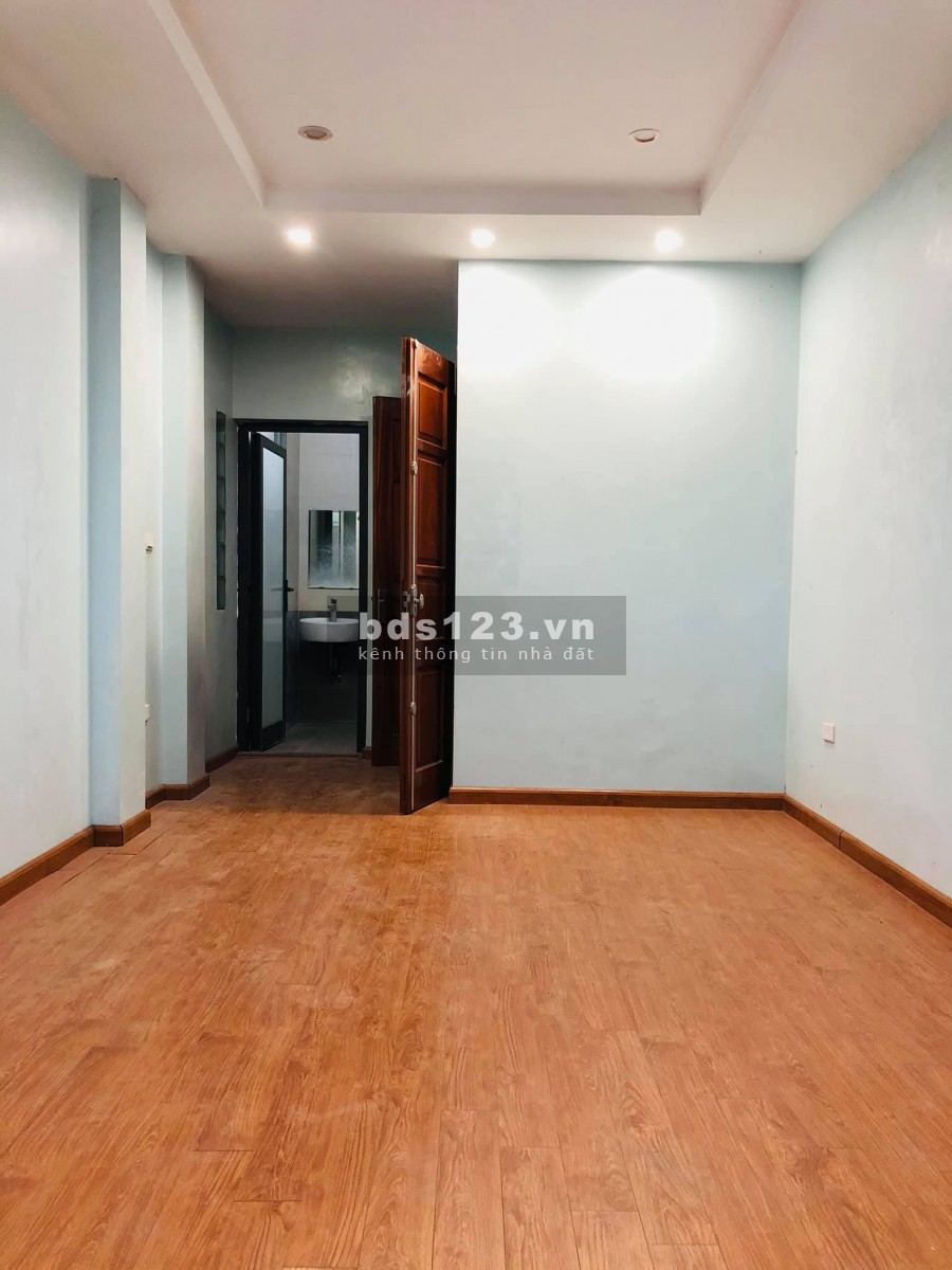 Bán nhà nhà nhỉnh 2 tỷ có ngay nhà mới đẹp trung tâm Đống Đa 6 tầng 4 phòng ngủ, sổ vuông đẹp