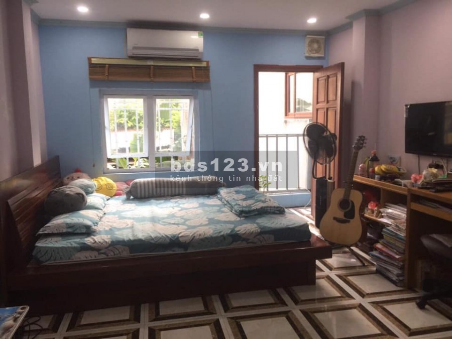 Bán nhà Thụy Khuê cách 1 nhà ra mặt phố 44m2x3T, MT 4.5m, gần ngã tư Văn Cao giá 5.6 tỷ.