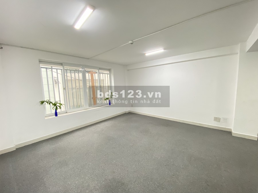 Cho thuê căn phòng dt 35m2, ngay trung tâm thành phố, camera giám sát