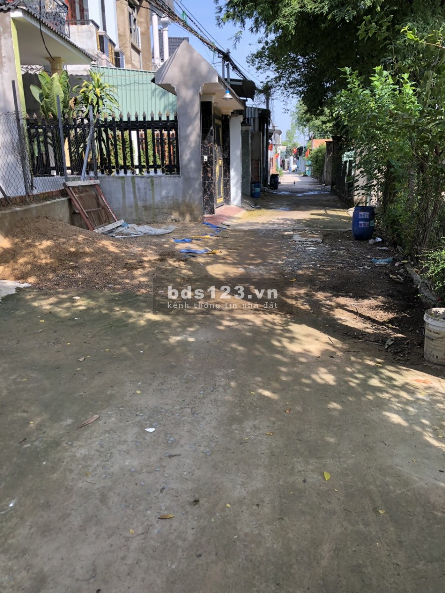 Bán gấp căn nhà 1 trệt 1 lầu gần chợ Bình Chánh, diện tích 100m2 sổ hồng riêng giá 1tỷ850