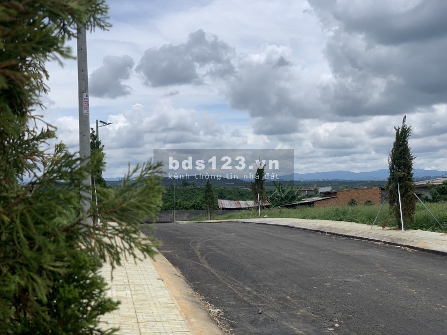 Đất mặt tiền đường nhựa diện tích 200m2 giá 800 triệu, hỗ trợ giấy phép xây dựng.