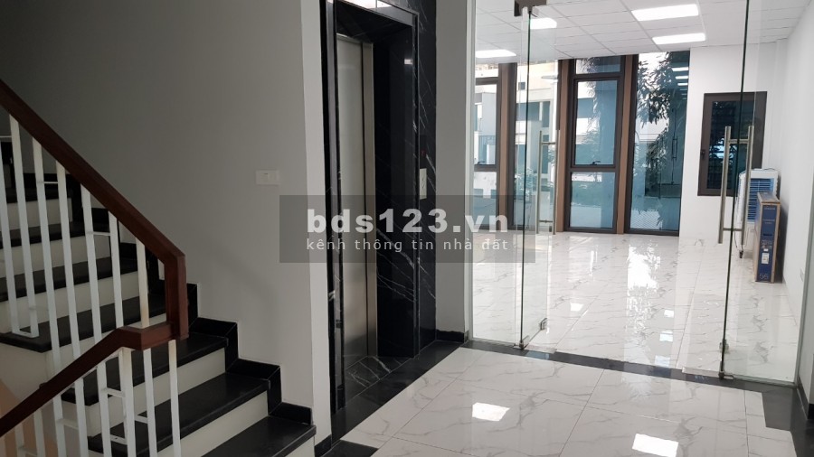 Cho thuê nhà nguyên căn Xuân La, dtsd 525m2, có hầm để xe, thang máy, ô tô đỗ cửa