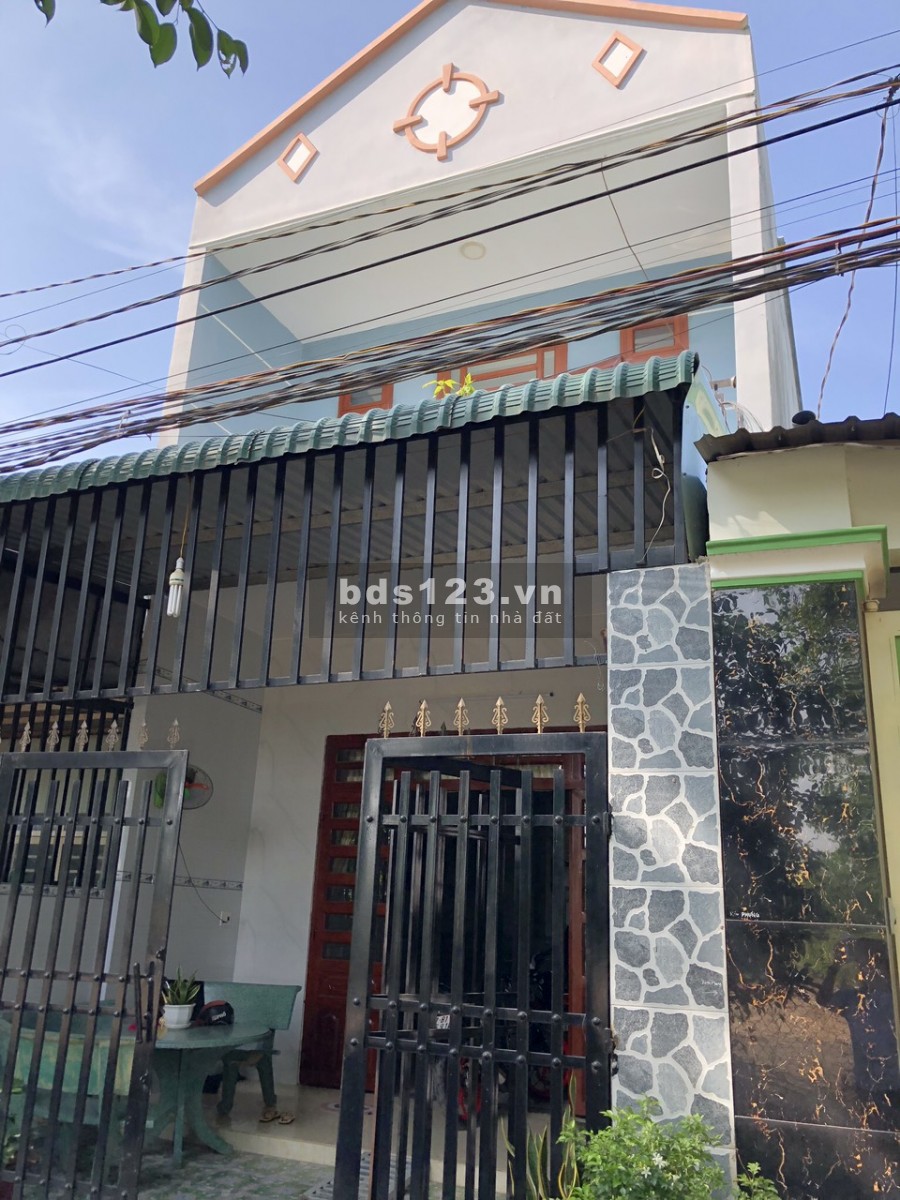 Bán gấp căn nhà 1 trệt 1 lầu gần chợ Bình Chánh, diện tích 100m2 sổ hồng riêng giá 1tỷ850