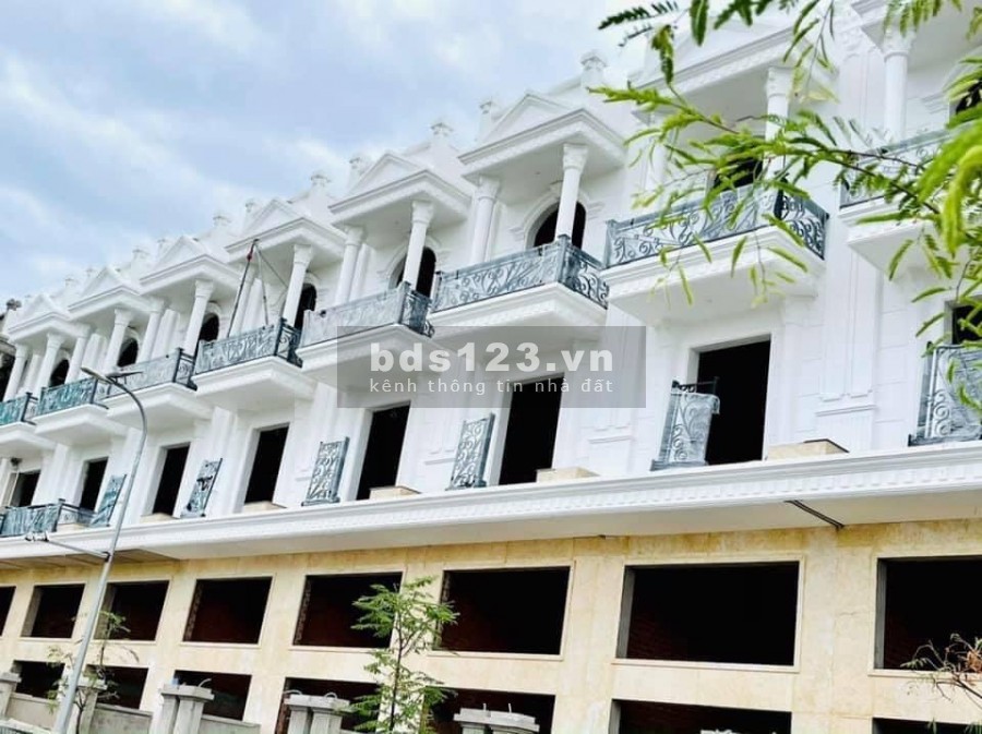 Mùa dịch cần bán nhà phố mới, sang tên công chứng ngay. DT210m2, 5PN, 5wc. Giá 4ty9 có ngân hàng hỗ trợ
