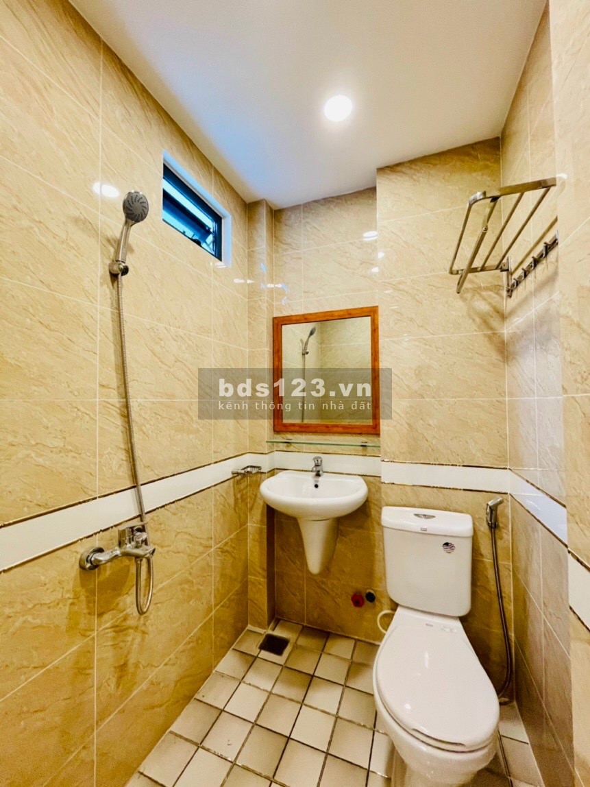Cho Thuê Nhà Hồng Hà, Quận Tân Bình, diện tích sử dụng 8x18, 3 lầu