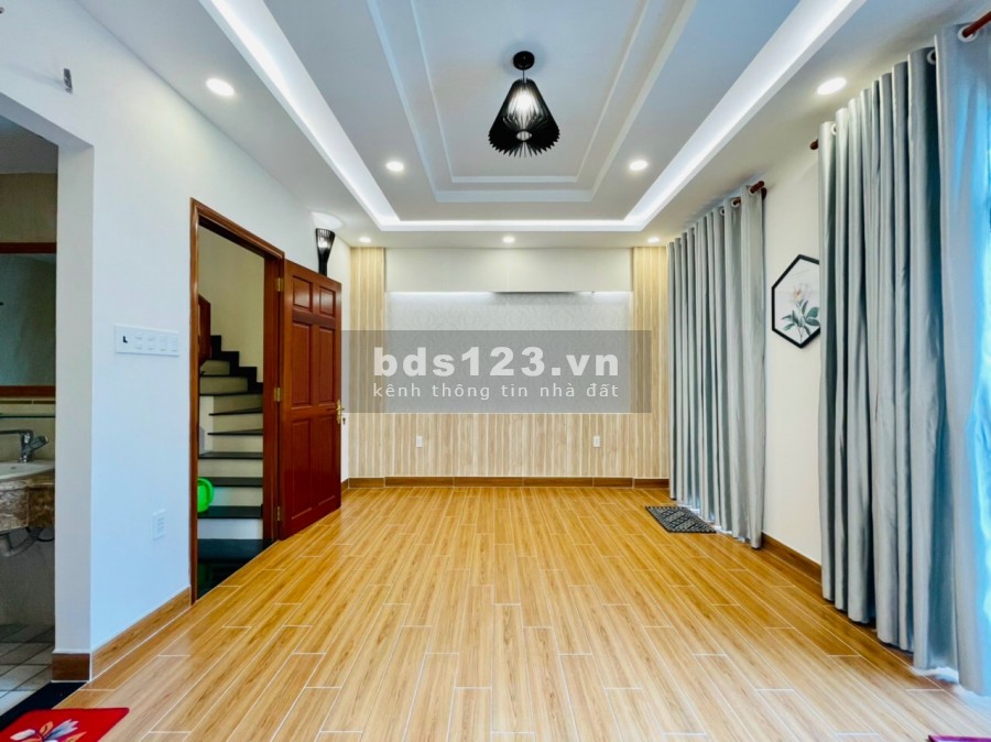 Cho Thuê Nhà Hồng Hà, Quận Tân Bình, diện tích sử dụng 8x18, 3 lầu