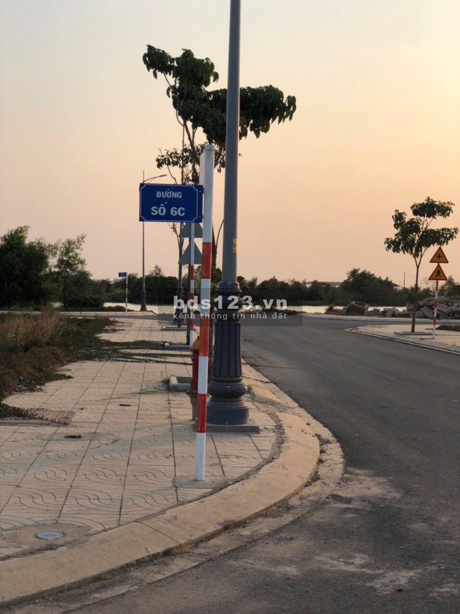 Lô 240m2 cần bán giá 22 triệu/m2. Ngay ven sông, công viên, sổ đỏ trao tay