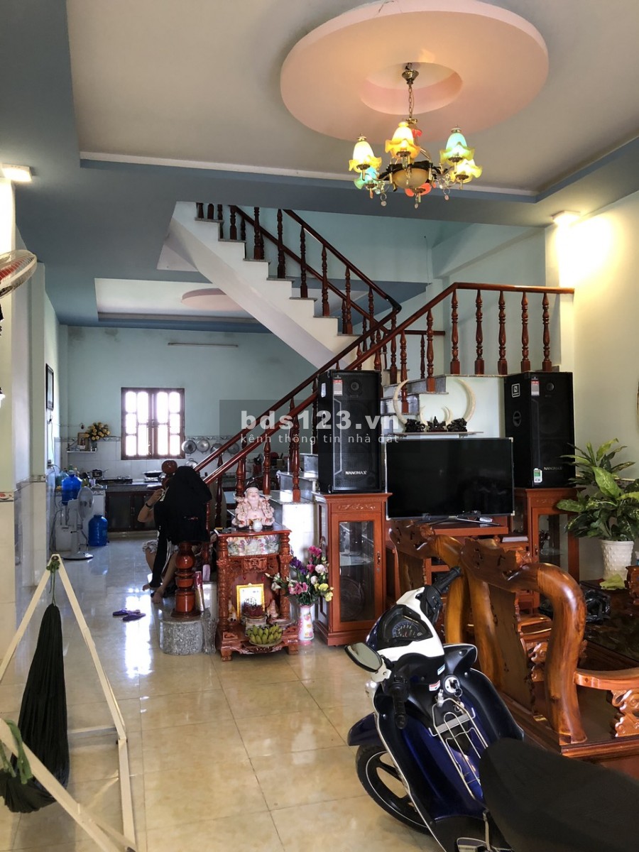 Bán gấp căn nhà 1 trệt 1 lầu gần chợ Bình Chánh, diện tích 100m2 sổ hồng riêng giá 1tỷ850