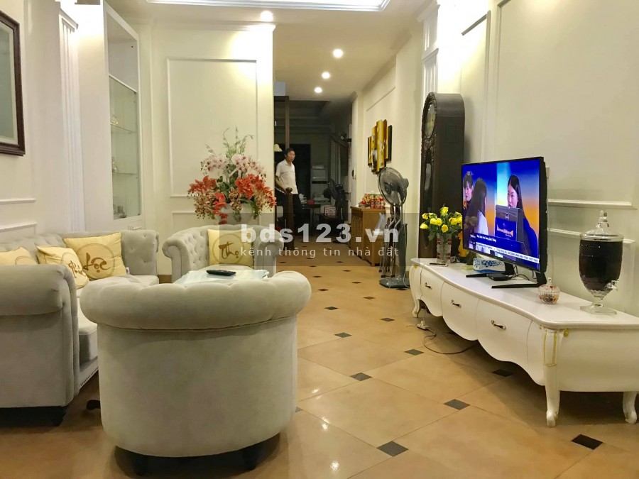 Bán nhà đẹp phố Khúc Thừa Dụ, dt 57m2, mt 5m, ngõ to thông thoáng ô tô vào tận cửa, giá 7.2 tỷ