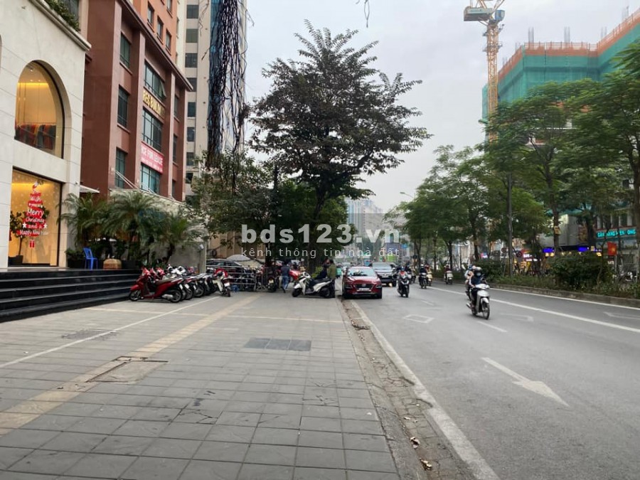 Bán nhà 133m2 tầng mặt phố Láng Hậ vỉa hừ 5m, mt 6m, giá 45 tỷ, lhcc