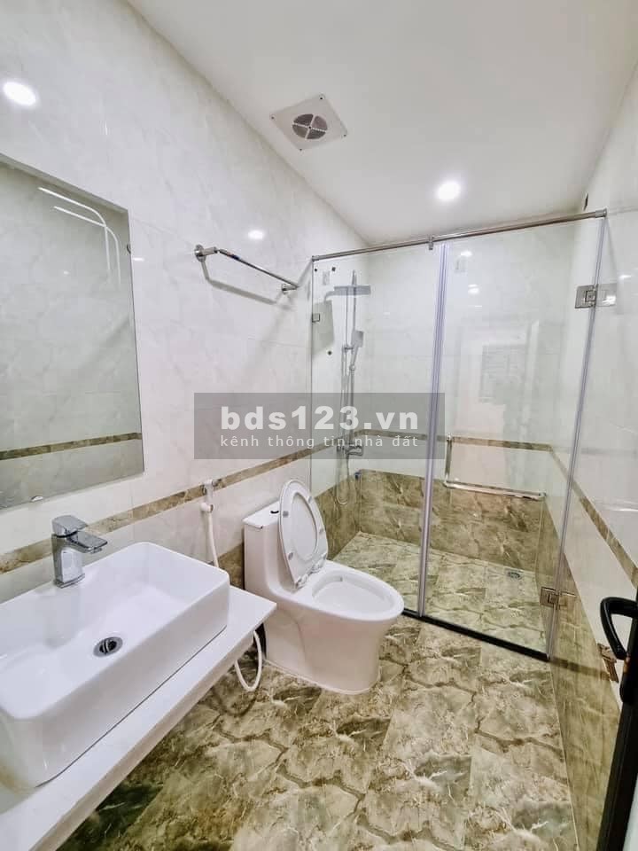 Bán nhà sổ đỏ trao tay, dt 37m2 trung tâm Phú Thượng với giá hấp dẫn giá 3.3 tỷ