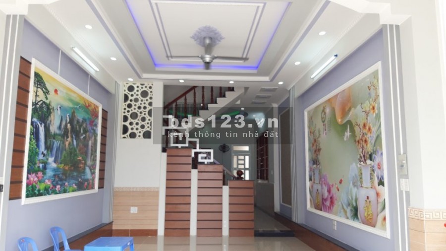 Bán gấp nhà 2 lầu gần chợ Bình Chánh nhà mới xây, diện tích 90m2, sổ hồng riêng