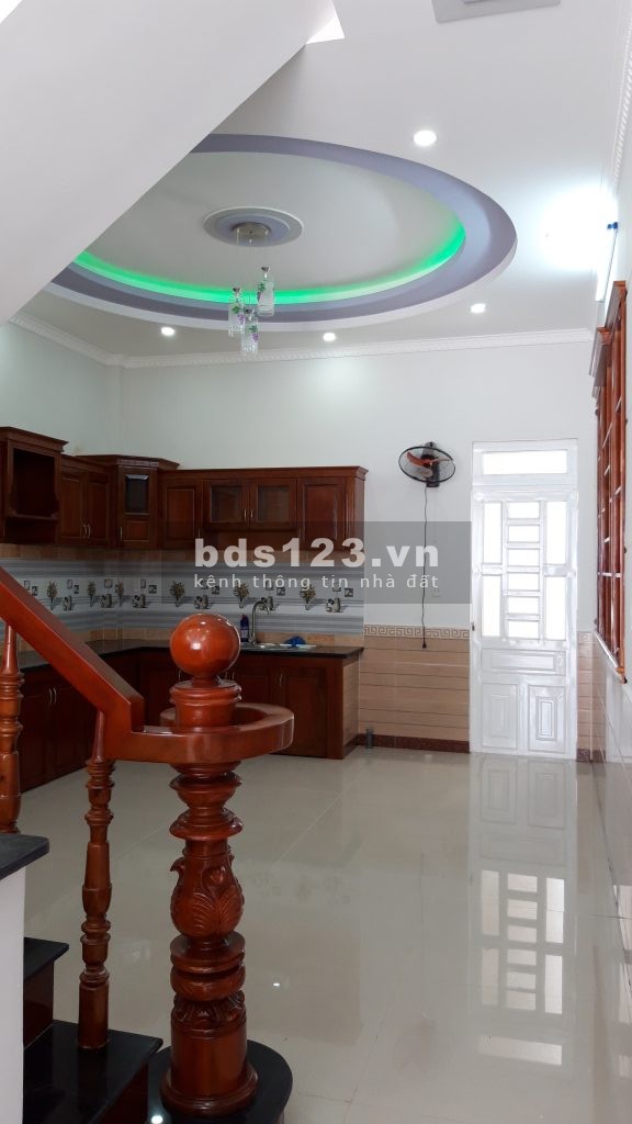 Bán gấp nhà 2 lầu gần chợ Bình Chánh nhà mới xây, diện tích 90m2, sổ hồng riêng
