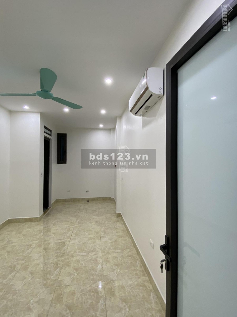 Cho thuê nhà Nguyễn Khang 35m2, 4 tầng, ngõ 2 oto, giá bán 12 triệu/tháng