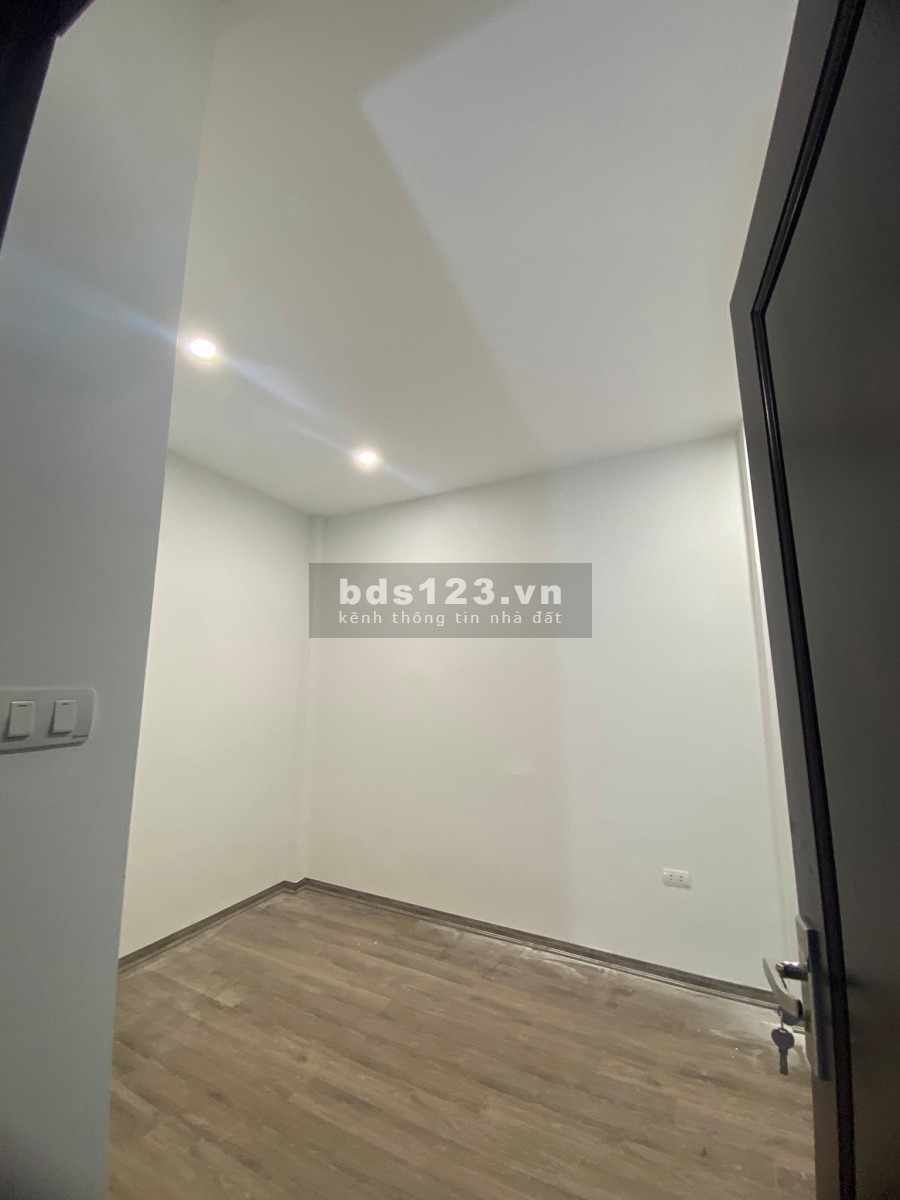 Bán nhà Nguyễn Kháng dt 50m2, mt 5.8m, ngõ rộng, gần chợ, giá 5.1 tỷ, lh 0961427470