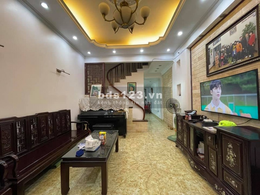 Ở Chung cư! Bán gấp Nhà vip Phố Hoa Bằng DT 60m2 mt 4m, ô tô đỗ cửa L/h 0965 128 850