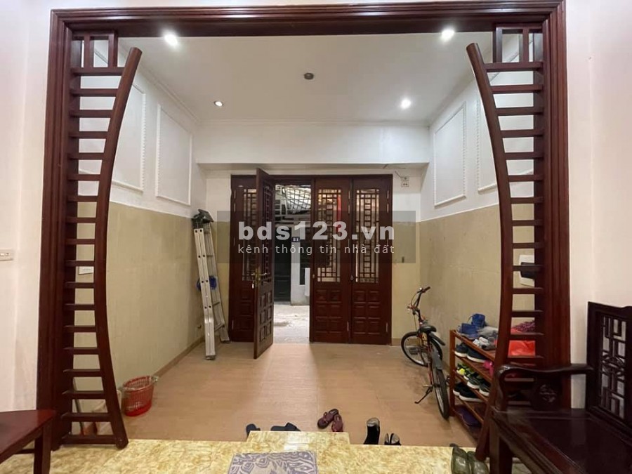 Ở Chung cư! Bán gấp Nhà vip Phố Hoa Bằng DT 60m2 mt 4m, ô tô đỗ cửa L/h 0965 128 850