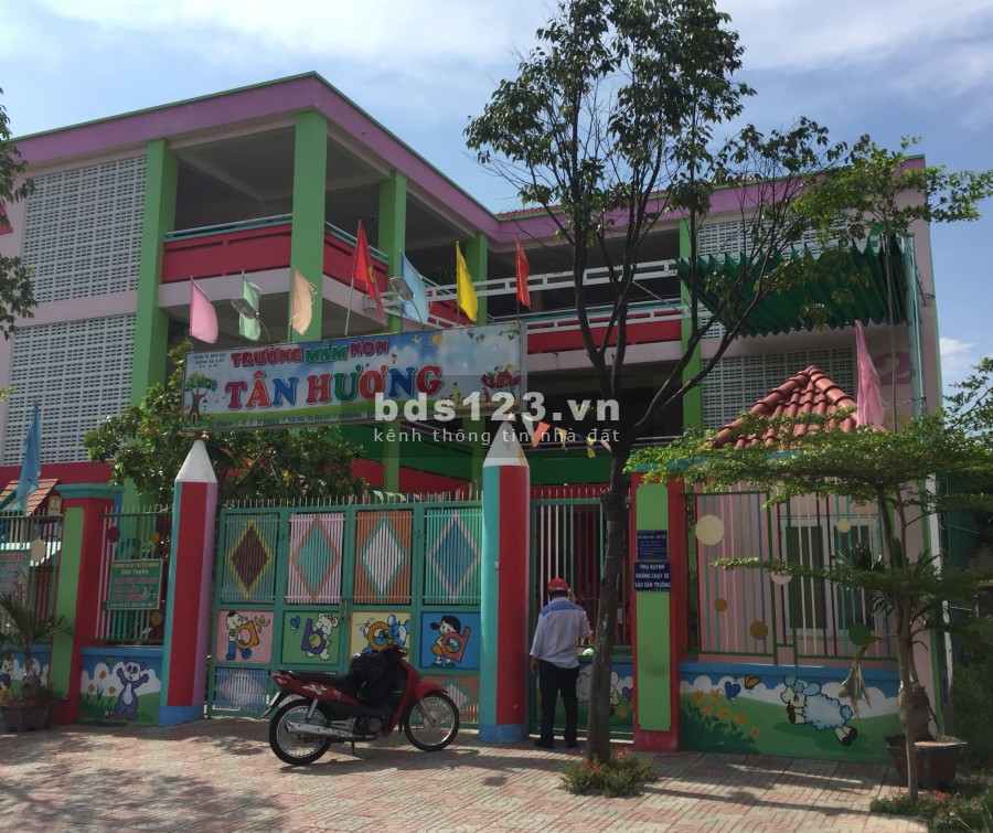 Muốn mua miếng đất trên thành phố cho con trai nên bán đi miếng đất lớn ở quê, sổ hồng, đúng giá 390 tr/sổ