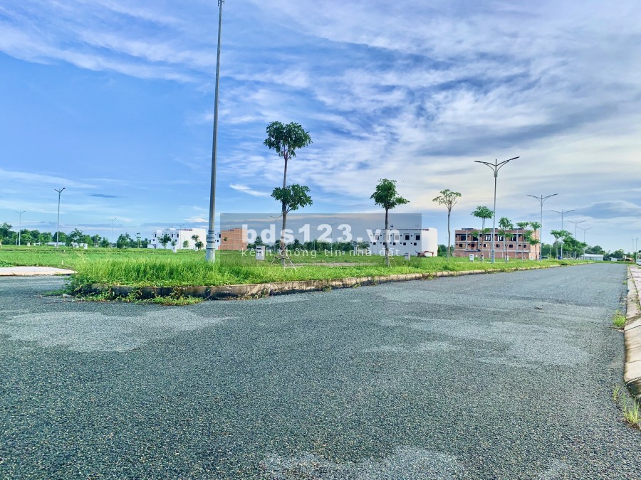 nền đối diện trường học suất ưu tiên, lộ giới 28m, không ngập nước
