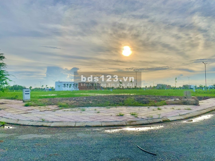 nền đối diện trường học suất ưu tiên, lộ giới 28m, không ngập nước