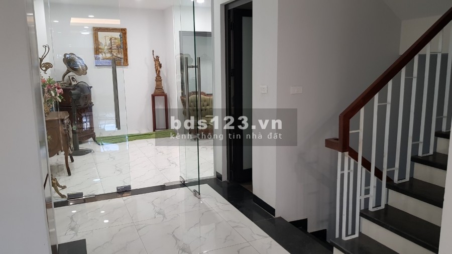 Cho thuê nhà nguyên căn Bắc Từ Liêm: DTSD525m2, có hầm, thang máy, ô tô đỗ cửa