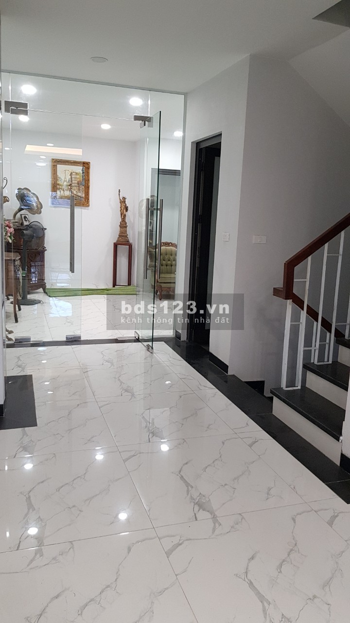 Cho thuê nhà nguyên căn Bắc Từ Liêm: DTSD525m2, có hầm, thang máy, ô tô đỗ cửa