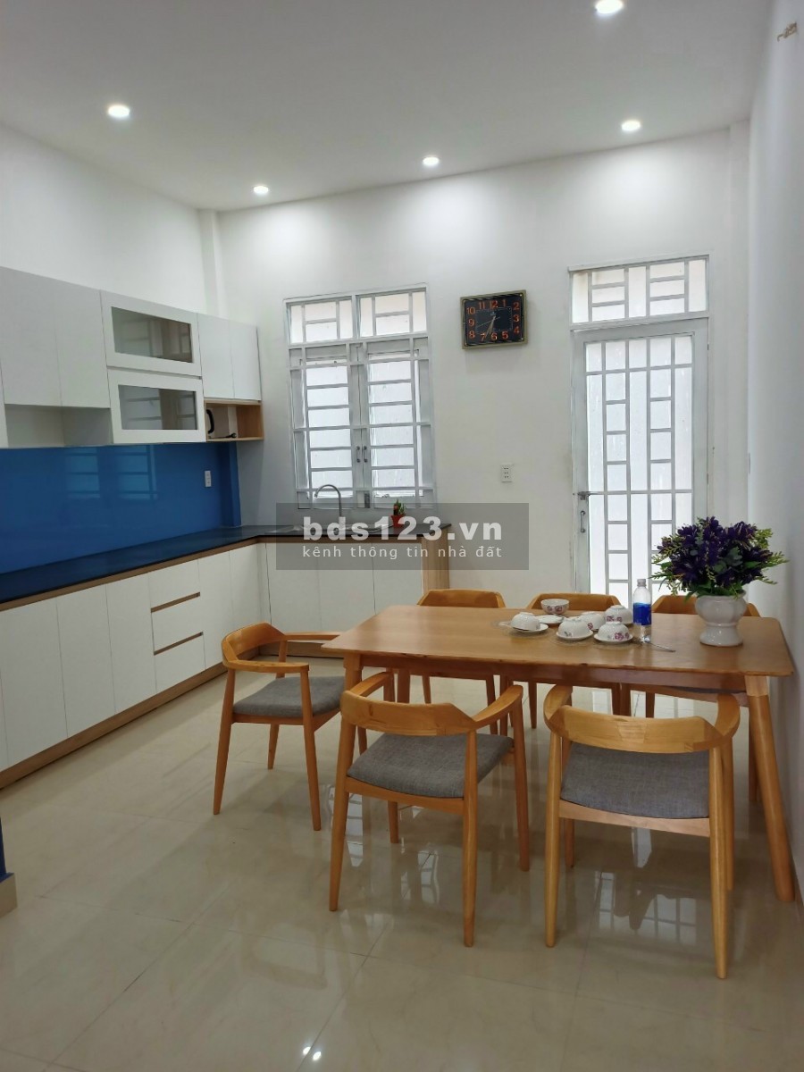 Nhà 2 lầu 1 trệt mới toanh dọn vào ở ngay, diện tích 220m2, 4 phòng ngủ, lhcc