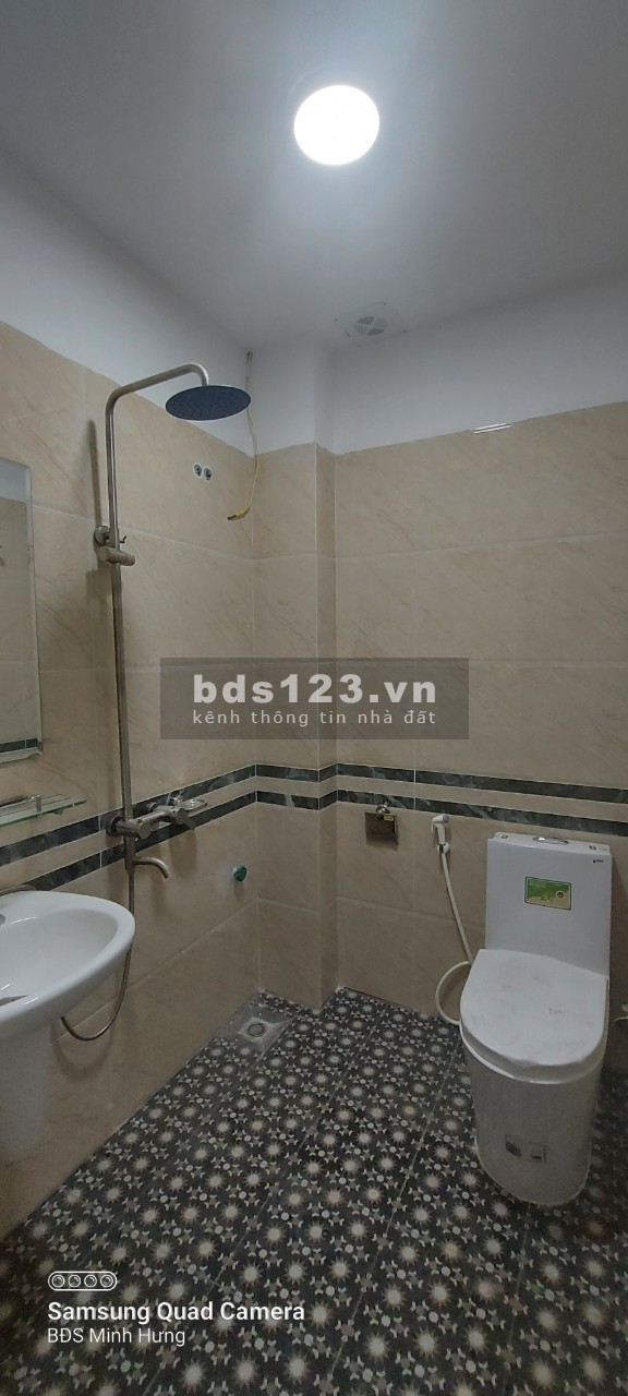 Bán nhà nguyên căn đường Bà Triệu, Hà Đông 36m, vị trí đẹp, giá cực sốc, 2.7 tỷ. Lh 0984672007