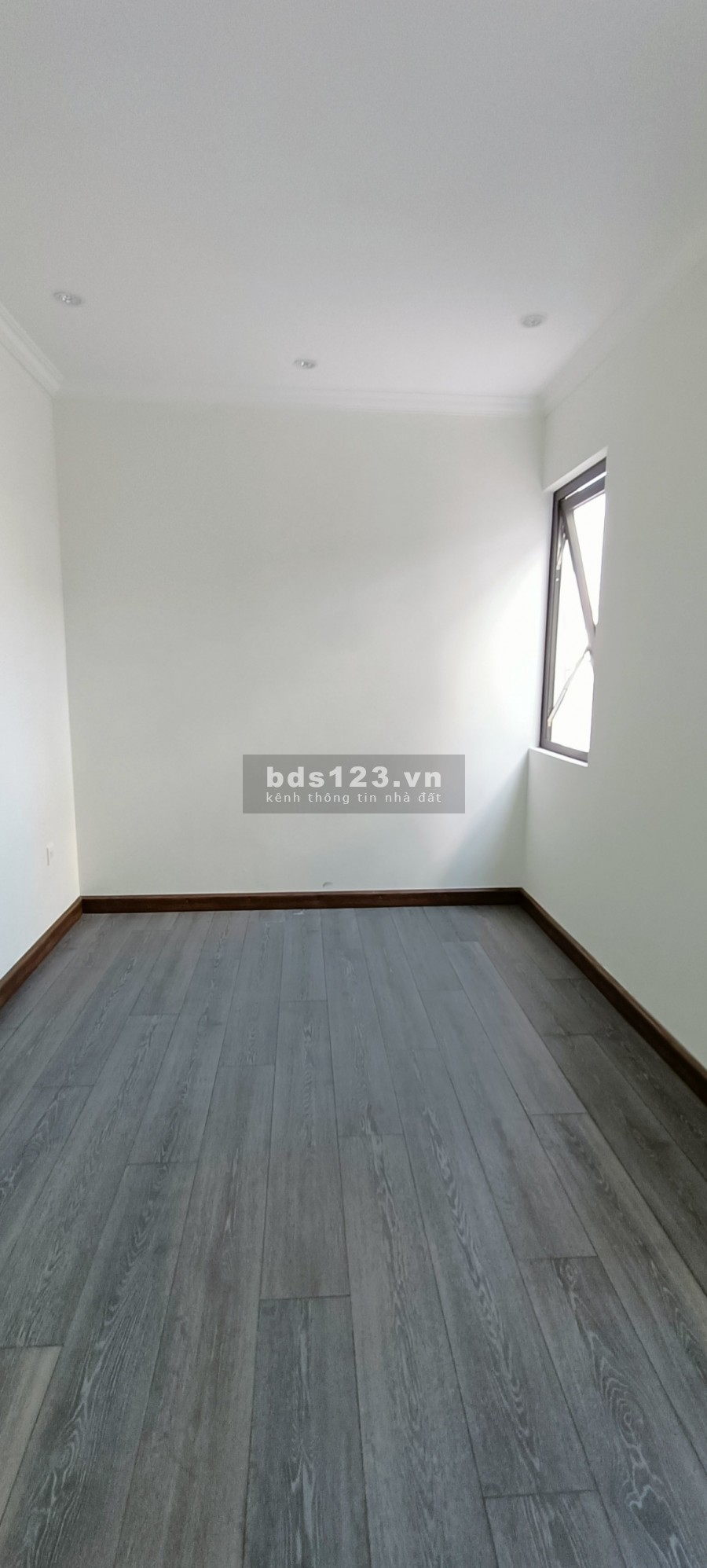 Cho thuê nhà Nguyễn Khang 35m2, 4 tầng, ngõ 2 oto, giá bán 12 triệu/tháng
