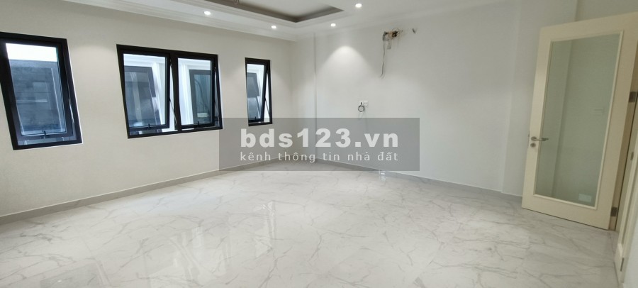 Cho thuê nhà Nguyễn Khang 35m2, 4 tầng, ngõ 2 oto, giá bán 12 triệu/tháng